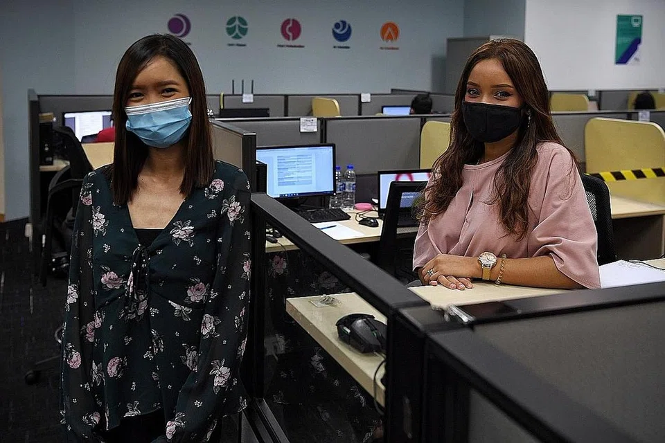 BERUSAHA MEMBANTU: Siti Asma Parmin (kanan) dan Cik Nur Amira Zulkefli mendengar maklum balas peniaga dan orang awam yang menelefon pusat panggilan ESG dan cuba membantu sedaya upaya mereka. - Foto BH oleh KUA CHEE SIONG