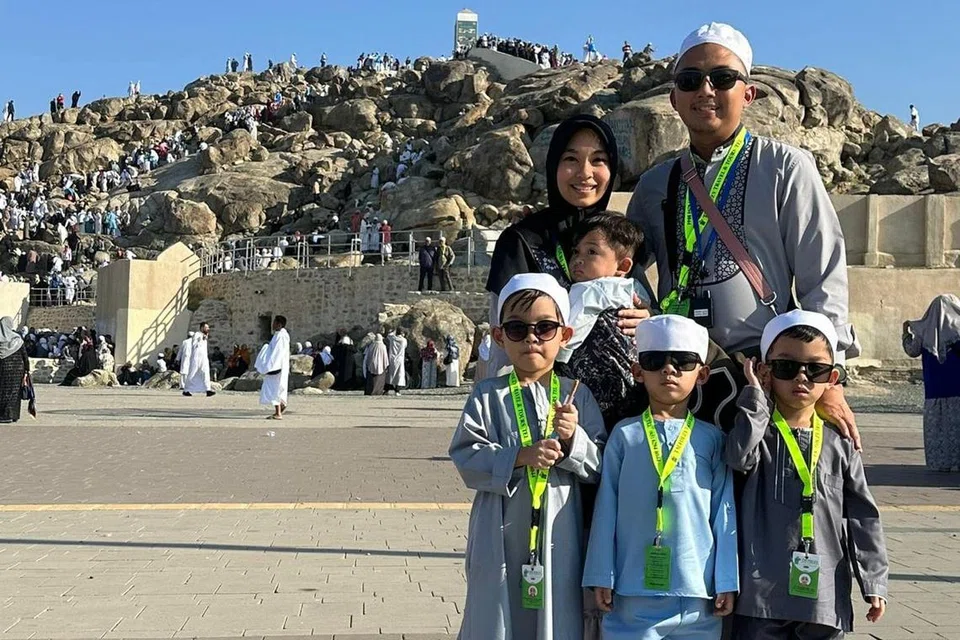  Cik Shiffa Khumaira Abdul Khaliq, Encik Muhammad Mukhlis Dzulfitri Dzulkifli dan anak-anak mereka (dari kiri) –Muhammad Rayyan Ilhan Muhammad Mukhlis Dzulfitri, Muhammad Rayhan Imaan Muhammad Mukhlis Dzulfitri, Muhammad Afeef Muhammad Mukhlis Dzulfitri dan Muhammad Aakif Muhammad Mukhlis Dzulfitri – berkunjung ke Jabal Rahmah di Arafat, Arab Saudi.
