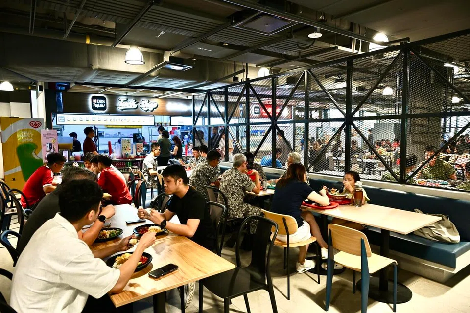 Lebih 20 gerai makanan yang dibuka kepada orang awam di bangunan Pangkalan Pusat Tenaga Manusia (CMPB) baru. Orang ramai juga boleh menikmati kemudahan lain seperti padang bola dan laluan berlari-lari anak, serta pusat jagaan kanak-kanak Sunflower Preschool @ Hillview.
