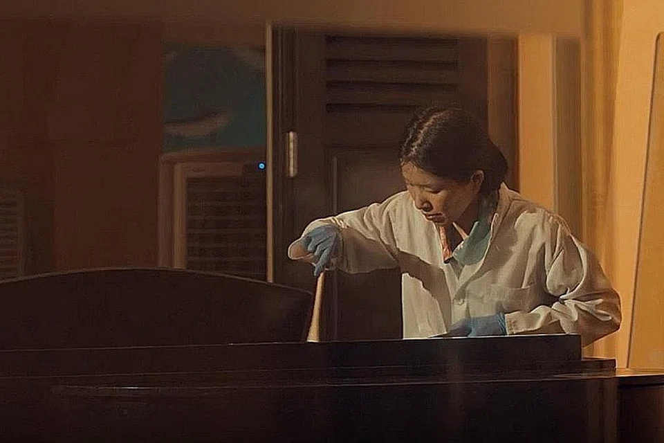 DIJAGA DENGAN TELITI: Pemulihara Cik Sylvia Haliman sedang menjalankan pemeriksaan teliti ke atas piano milik komposer dan pencipta lagu kebangsaan, Majulah Singapura, Allahyarham Zubir Said. Ia merupakan antara artifak yang dipamerkan di Taman Warisan Melayu dan disifatkan sebagai paling mencabar untuk dialihkan.