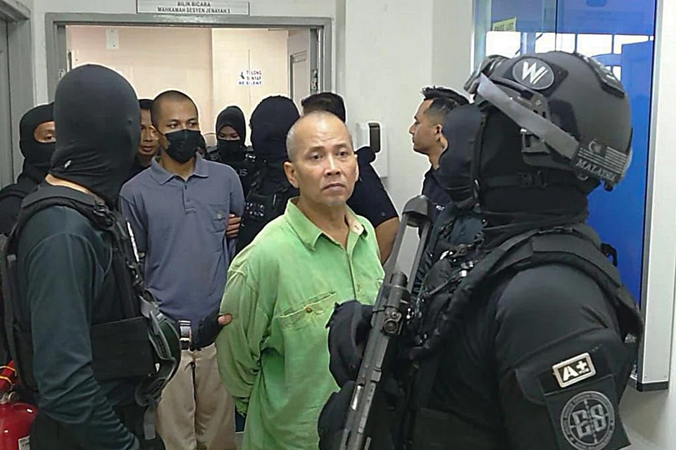 Radin Imran Radin Mohd Yassin (tiga dari kanan) di Mahkamah Sesyen di Johor Bahru pada 24 September.