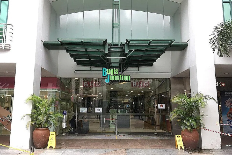 KELOMPOK BUGIS JUNCTION: Sebanyak 38 kes baru didapati berkaitan dengan kelompok jangkitan di Bugis Junction, membawa jumlah kes dalam kelompok itu kepada 61, menurut MOH dalam satu kenyataan malam kelmarin. - Foto BH oleh ALPHONSUS CHERN