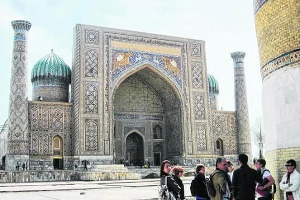 PENINGGALAN TAMADUN LALUAN SUTERA: Madrasah Sher-Dor di Registan Square mempunyai lambang singa di kiri dan kanan tembok gerbangnya sebagai tanda keberanian dan kekuatan pemerintah yang berkuasa dalam kurun ke-17 di Uzbekistan.