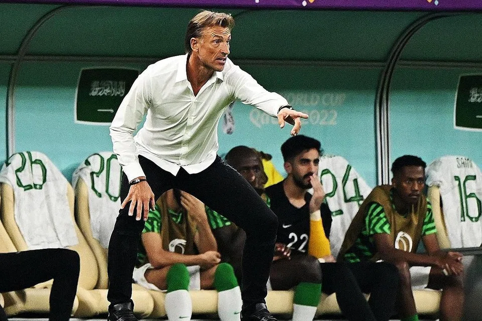 BERI CABARAN HEBAT: Ketua jurulatih Arab Saudi, Herve Renard, memberi arahan kepada pemainnya. Sekalipun Saudi tersingkir di peringkat kumpulan, prestasi mereka termasuk menewaskan Argentina boleh dibanggakan. - Foto REUTERS