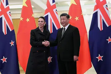 PERBEZAAN NEW ZEALAND-CHINA: Gambar fail menunjukkan Perdana Menteri Jacinda Ardern, bertemu Presiden China, Encik Xi Jinping di Beijing, pada 1 April 2019. - Foto REUTERS