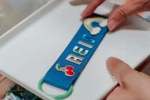 Di Sea Apple Create, anda boleh mencipta tanda nama peribadi anda sendiri, atau menambah sentuhan peribadi pada topi serta beg.