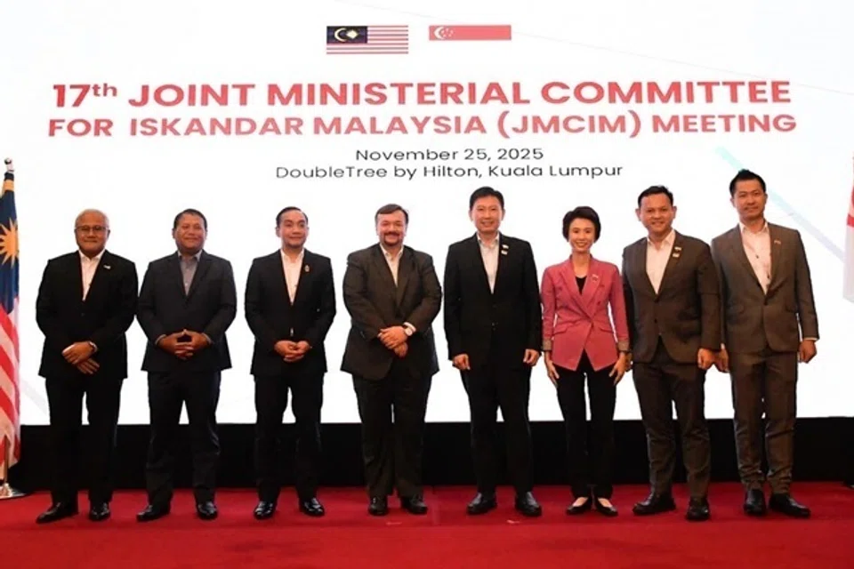 Mesyuarat itu dipengerusikan bersama oleh Menteri Pembangunan Negara, Encik Chee Hong Tat (empat dari kanan) dan Menteri Ekonomi Malaysia, Datuk Seri Amir Hamzah Azizan (empat dari kiri).