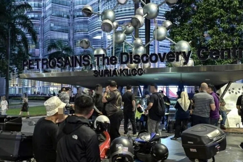 Menara Berkembar Petronas, KLCC, jurugambar tidak berlesen, pelancong