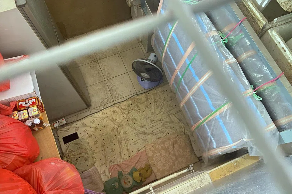 Gambar dari atas menunjukkan sebuah gerai di Pasar dan Pusat Makanan Circuit Road yang menjadi tempat tinggal seorang gadis berusia 15 tahun sejak hampir setahun lalu.