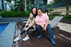 PENGUMPUL DANA CILIK: Chng Rui Jie (tengah) telah mengumpulkan lebih $1.2 juta untuk tujuan amal sejak 2020.