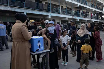 Ibu bapa Palestin datang beramai-ramai dengan anak mereka untuk mendapatkan vaksinasi polio di sebuah sekolah Pertubuhan Bangsa-Bangsa Bersatu (PBB) di Khan Younis, selatan Gaza, pada 5 September.