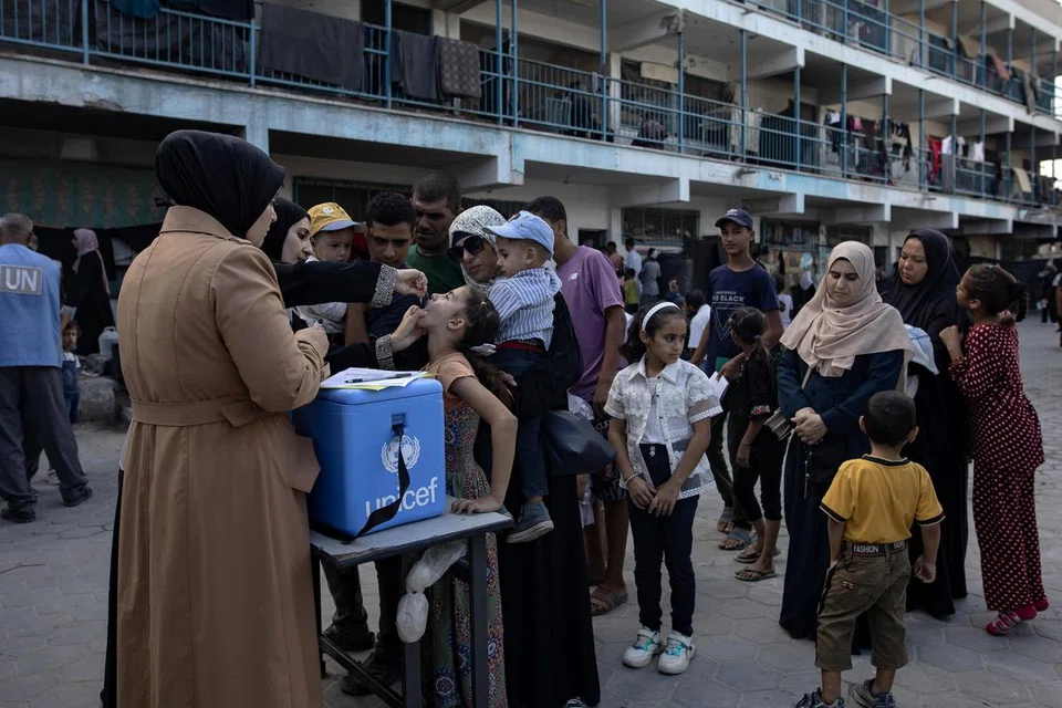 Ibu bapa Palestin datang beramai-ramai dengan anak mereka untuk mendapatkan vaksinasi polio di sebuah sekolah Pertubuhan Bangsa-Bangsa Bersatu (PBB) di Khan Younis, selatan Gaza, pada 5 September.