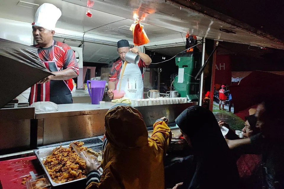 UNDI PENTING: Satu cabaran yang dihadapi calon di kawasan desa adalah untuk menggembleng tenaga dan sokongan bagi parti dalam kalangan penduduk yang mempunyai pelbagai keprihatinan berbeza - Foto FACEBOOK FAIZAL AZUMU