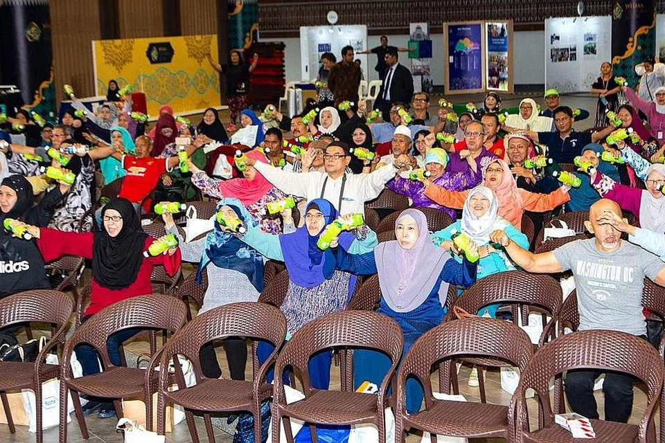 BELAJAR CARA SENAM: Seramai 200 peserta forum mempelajari cara bersenam demi menjaga kesihatan. - Foto BH oleh ZALEHA ABDUL KADER