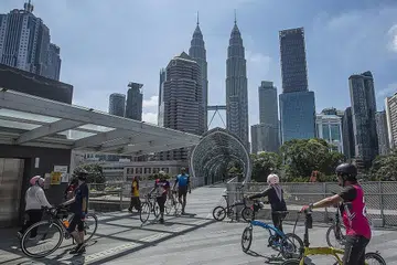 SOP TETAP PERLU: Orang ramai beriadah di Jambatan Saloma, yang melintasi Sungai Klang di Kuala Lumpur, awal bulan ini. - Foto EPA-EFE