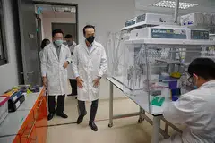 TINJAU OPERASI: Dr Koh Poh Koon (depan), diiringi CEO Lucence Diagnostics, Dr Tan Min-Han (belakang), meninjau operasi syarikat onkologi jitu semalam. - Foto BH oleh JASON QUAH
