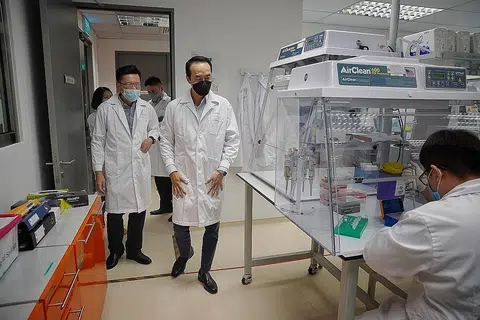 TINJAU OPERASI: Dr Koh Poh Koon (depan), diiringi CEO Lucence Diagnostics, Dr Tan Min-Han (belakang), meninjau operasi syarikat onkologi jitu semalam. - Foto BH oleh JASON QUAH