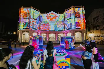 Pesta Malam Singapura 2024, anjuran Lembaga Warisan Negara (NHB) dan disokong oleh Samsung Singapura, menerangi malam di kawasan Bras Basah dan Bugis dengan lebih 50 program termasuk pemetaan unjuran, pertunjukan ‘Night Lights’, dari 23 Ogos hingga 7 September.