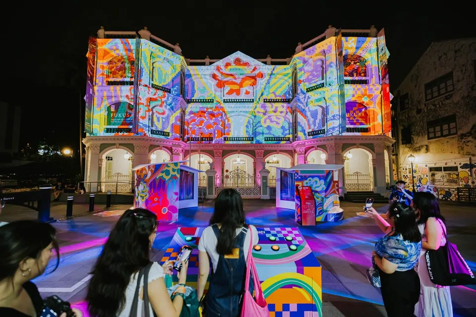 Pesta Malam Singapura 2024, anjuran Lembaga Warisan Negara (NHB) dan disokong oleh Samsung Singapura, menerangi malam di kawasan Bras Basah dan Bugis dengan lebih 50 program termasuk pemetaan unjuran, pertunjukan ‘Night Lights’, dari 23 Ogos hingga 7 September.