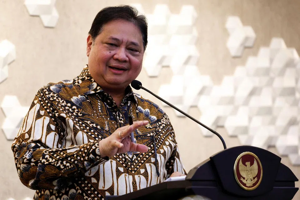 Airlangga Hartarto, Menteri Penyelaras Ekonomi Indonesia, membuat isyarat tangan semasa sidang media di Jakarta, Indonesia, pada 24 Julai 2025.