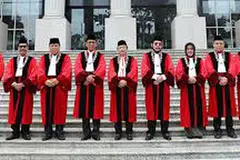 Mahkamah Perlembagaan membuat keputusan yang membolehkan calon tanpa parti seperti Encik Anies Baswedan ikut bertanding dalam pemilihan gabenor Jakarta pada November ini. 