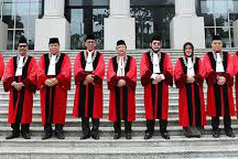 Mahkamah Perlembagaan membuat keputusan yang membolehkan calon tanpa parti seperti Encik Anies Baswedan ikut bertanding dalam pemilihan gabenor Jakarta pada November ini. 
