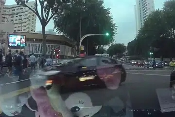 NAHAS DI QUEENSTOWN: Satu video yang dimuat naik ke Facebook menunjukkan pemandu teksi melanggar lampu merah dan tiba-tiba belok ke kanan.