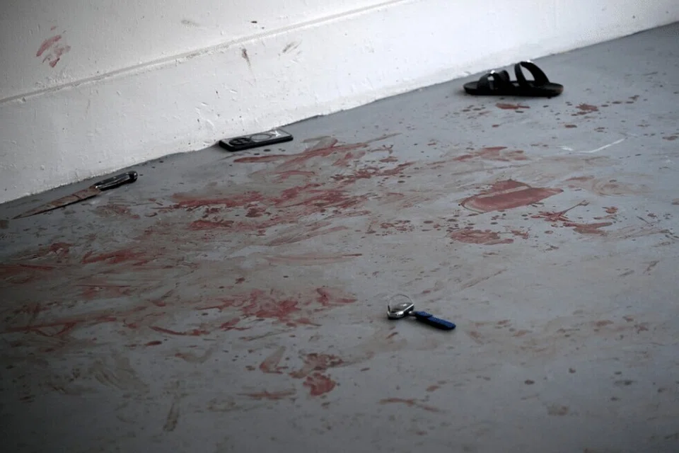 Sebilah pisau, jam tangan, telefon bimbit, kunci kereta dan selipar dilihat di lantai yang berlumuran darah.