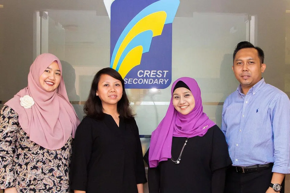 TENAGA MENGAJAR: (Dari kiri) Cikgu Sri Rahayu Zainal, Cikgu Siti Mariam Manshor, Cikgu Muzalifa Aman dan Cikgu Suhaimi Sumat merupakan guru bahasa Melayu di Sekolah Menengah Crest. - Foto BH oleh ZALEHA ABDUL KADER