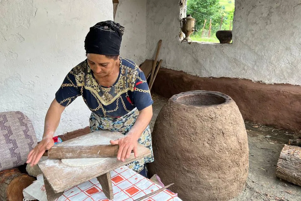 Masyarakat Azerbaijan mempercayai bahawa roti yang dibakar dalam ketuhar tembikar yang dipanggil ‘tandir’ ini akan menjamin kehidupan yang berkat dan panjang umur.