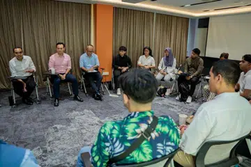 BELIA POSITIF: Sesi dialog bersama pelajar Institut Pengajian Tinggi (IHL) dan Institut Pendidikan Teknikal (ITE) turut disertai Menteri Negara Kanan (Pertahanan merangkap Tenaga Manusia), Encik Zaqy Mohamad (dua dari kiri), dan Anggota Parlimen, GRC Chua Chu Kang, Encik Zhulkarnain Abdul Rahim (kiri). 