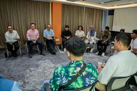 BELIA POSITIF: Sesi dialog bersama pelajar Institut Pengajian Tinggi (IHL) dan Institut Pendidikan Teknikal (ITE) turut disertai Menteri Negara Kanan (Pertahanan merangkap Tenaga Manusia), Encik Zaqy Mohamad (dua dari kiri), dan Anggota Parlimen, GRC Chua Chu Kang, Encik Zhulkarnain Abdul Rahim (kiri). 