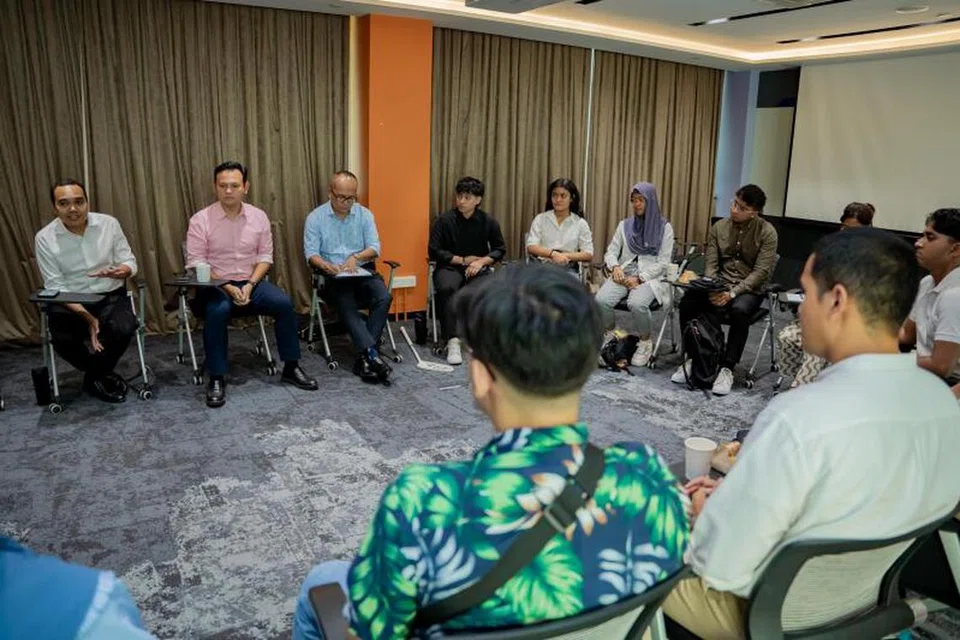 BELIA POSITIF: Sesi dialog bersama pelajar Institut Pengajian Tinggi (IHL) dan Institut Pendidikan Teknikal (ITE) turut disertai Menteri Negara Kanan (Pertahanan merangkap Tenaga Manusia), Encik Zaqy Mohamad (dua dari kiri), dan Anggota Parlimen, GRC Chua Chu Kang, Encik Zhulkarnain Abdul Rahim (kiri). 