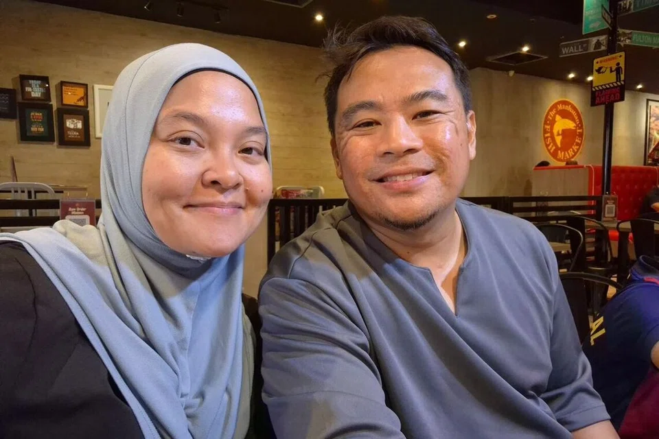 Cik Sharifah Munirah (kiri), bersama suaminya, Encik Muhammad Luqman Hutabarat (kanan) ketika bercuti di Melaka pada awal Disember.