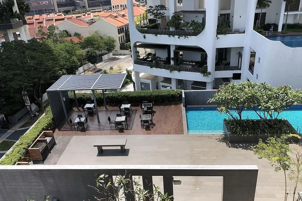 MUSTAHIL BOTOL JATUH DENGAN SENDIRI: Menurut seorang penduduk kondomium Spottiswoode 18, Encik Tan, ia tidak mungkin botol itu jatuh dengan sendirinya dari unit di kondominium tersebut, kerana balkoni unit-unit di blok itu tidak terletak di atas kawasan pit barbeku. -Foto ihsan NAS SURIATI NASIARI.