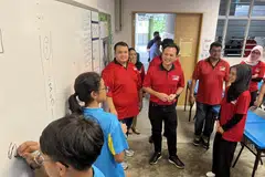 TINJAU PROGRAM: Menteri Negara Kanan (Pertahanan merangkap Tenaga Manusia), Encik Zaqy Mohamad (empat dari kanan), yang juga Timbalan Pengerusi Yayasan Mendaki, meninjau kelas pertama Program Tuisyen Mendaki (MTP) bagi pelajar Menengah 2 di Sekolah Menengah Tampines pada 20 Januari.