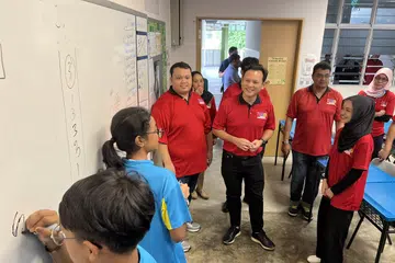 TINJAU PROGRAM: Menteri Negara Kanan (Pertahanan merangkap Tenaga Manusia), Encik Zaqy Mohamad (empat dari kanan), yang juga Timbalan Pengerusi Yayasan Mendaki, meninjau kelas pertama Program Tuisyen Mendaki (MTP) bagi pelajar Menengah 2 di Sekolah Menengah Tampines pada 20 Januari.