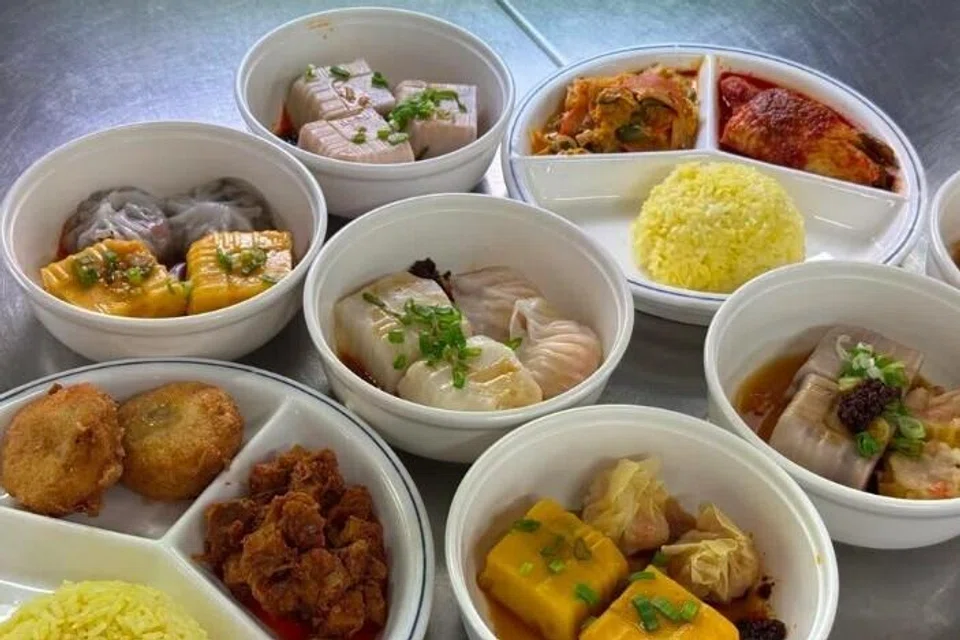 Cef Hospital Besar Changi (CGH) bekerjasama dengan restoran Hjh Maimunah dan Crystal Jade untuk menyajikan hidangan kegemaran tempatan kepada pesakit.