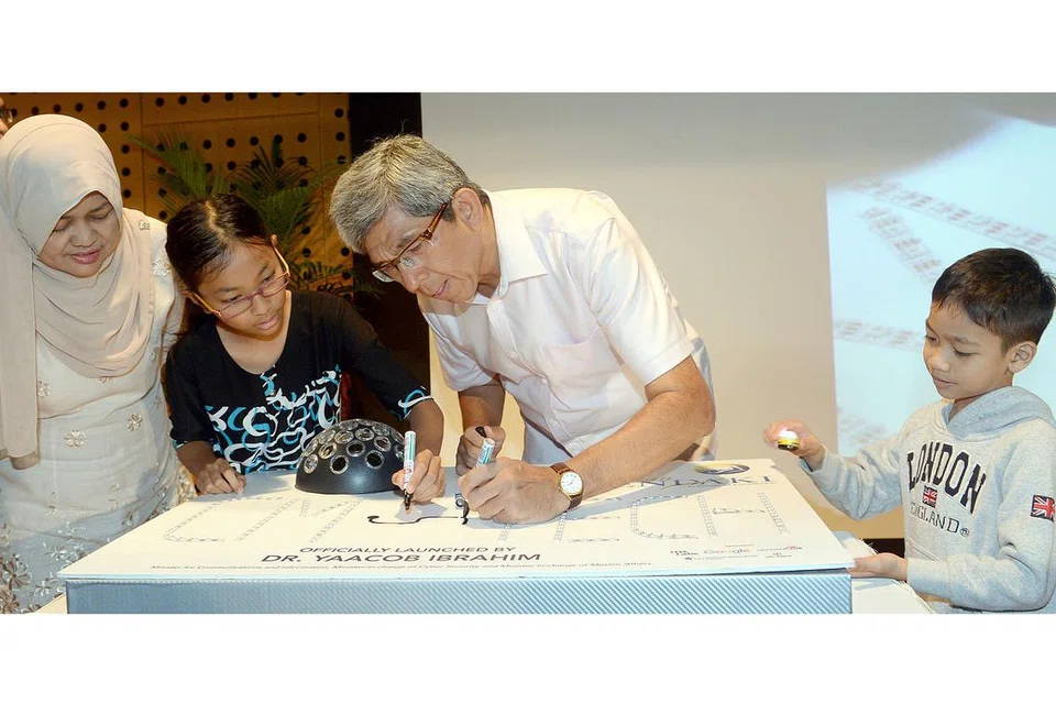 KE ARAH NEGARA BIJAK: Itulah harapan Dr Yaacob ketika melancarkan program Mendaki CM-Tech dalam usaha mendedahkan masyarakat Melayu/Islam kepada pemikiran pengkomputeran bersama dua kanak-kanak wakil peserta program Mendaki CM-Tech dan Ketua Pegawai Eksekutif Mendaki, Cik Tuminah Sapawi (kiri). - Foto TAUFIK A. KADER