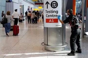 LONGGARKAN SYARAT: Pelancong tiba di Lapangan Terbang Heathrow di England. Britain dijangka melonggarkan syarat ujian koronavirus bagi mereka yang diberi vaksin sepenuhnya dan tiba di England "awal bulan ini". - Foto REUTERS