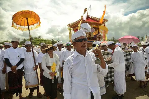 ACARA TAHUNAN: Penganut Hindu di Bali mengadakan upacara keagaamaan di pantai Petitenget di Bali sempena Hari Nyepi semalam. - Foto AFP