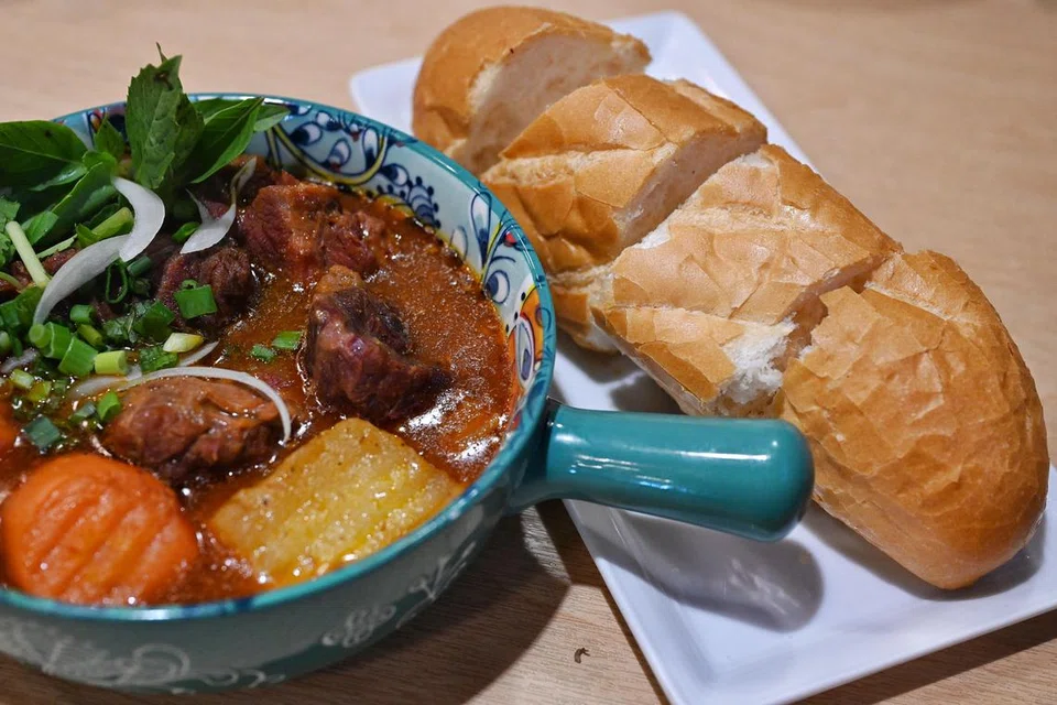 LAZAT: Daging lembu rebus dimakan dengan roti Perancis.