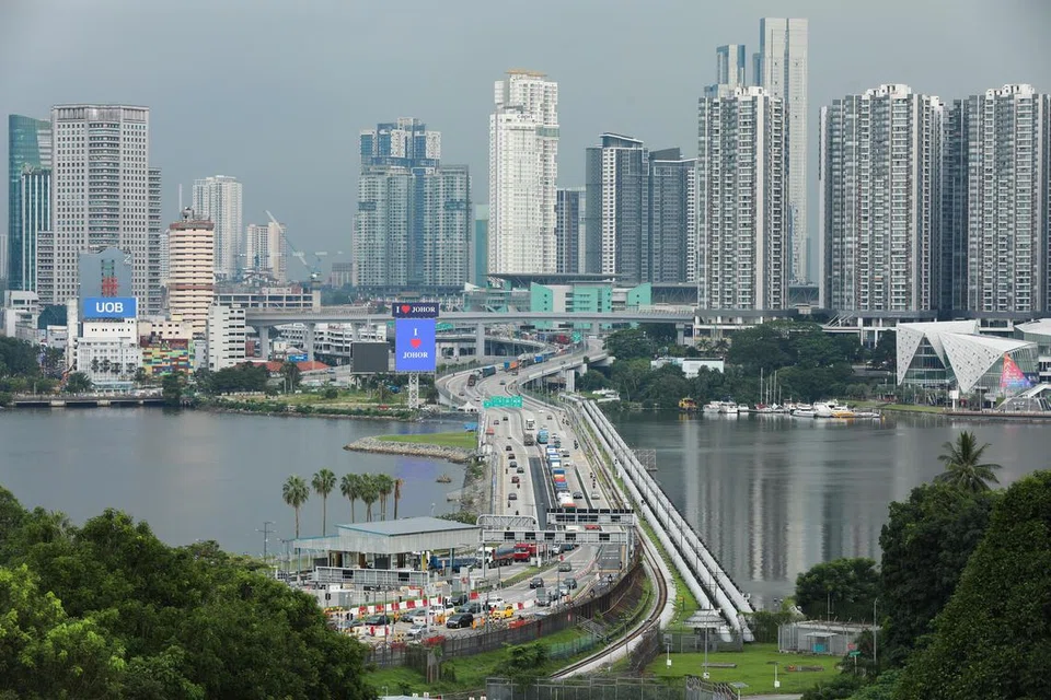 Penguasa Imigresen dan Pusat Pemeriksaan (ICA) berkata mereka yang memandu ke Malaysia boleh menjangkakan masa menunggu tiga jam atau lebih akibat kesesakan trafik di Pusat Pemeriksaan Woodlands.