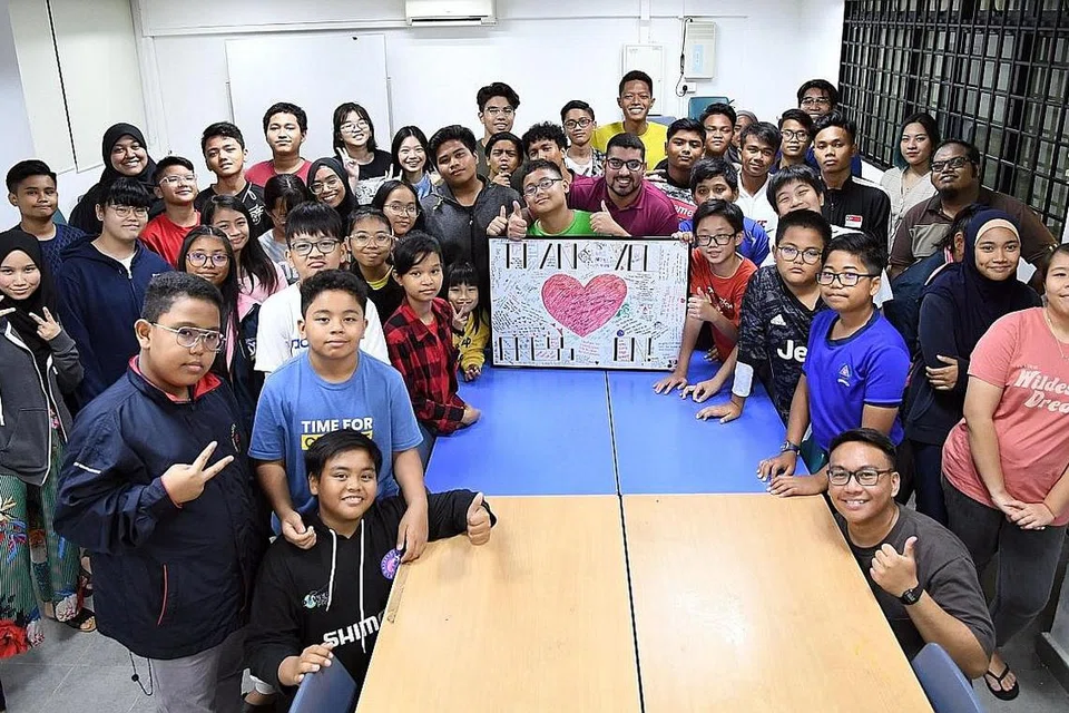 USAHA MURNI: Papan tanda mengandungi kata-kata perangsang itu akan diberikan kepada kakitangan Hospital Tan Tock Seng tidak lama lagi. - Foto BM oleh DESMOND FOO