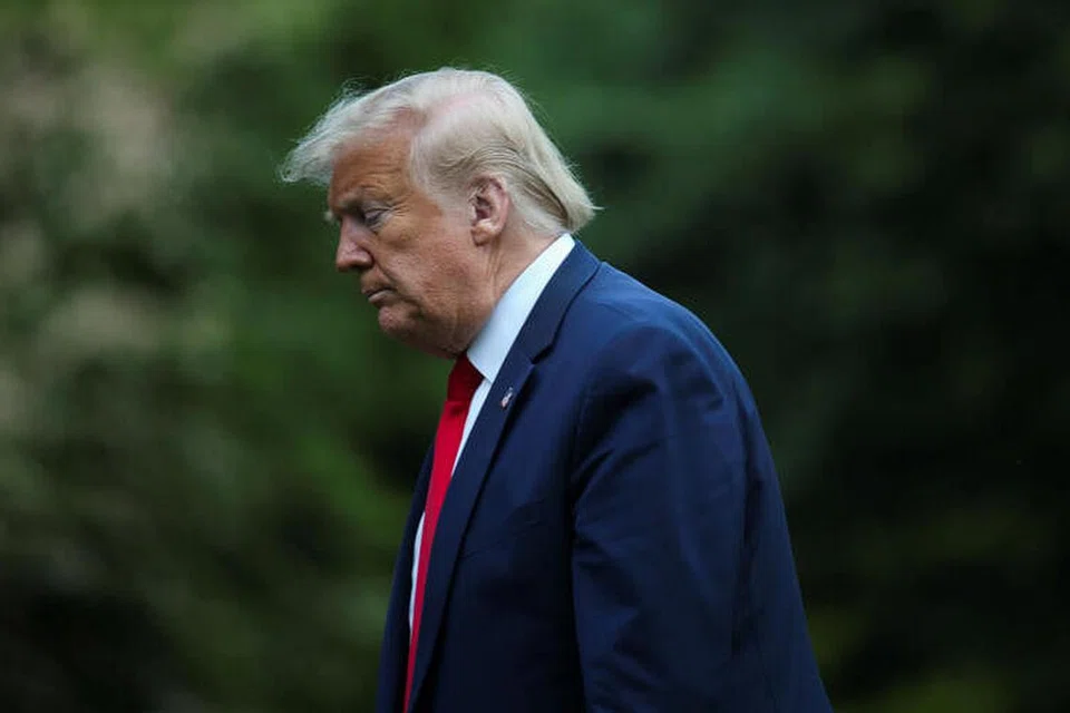 KESAN PENULARAN KORONAVIRUS: Presiden Amerika Encik Donald Trump berjalan ke Rumah Putih selepas turun dari helikopter Marine One sekembalinya dari Allentown, Pennsylvania. semalam.