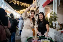 Wartawan ruangan, Kaki Makan, Cik Dahlia Zulkifli (kiri), dan Editor dalam Talian, Straits Times Food, Cik Eunice Quek, mencuba pelbagai makanan dan minuman menarik di Bazar Kampong Gelam, antaranya hidangan kroisan tarik yang disumbat dengan keju dan dibanjiri sos coklat.