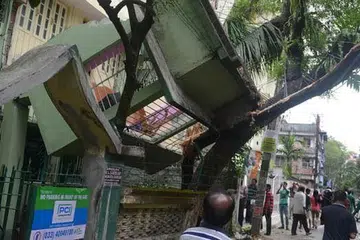 HILANG TEMPAT TINGGAL: Penduduk Kathmandu bukan sahaja mengalami keroskan harta benda tetapi juga kehilangan nyawa yang banyak. - Foto AFP