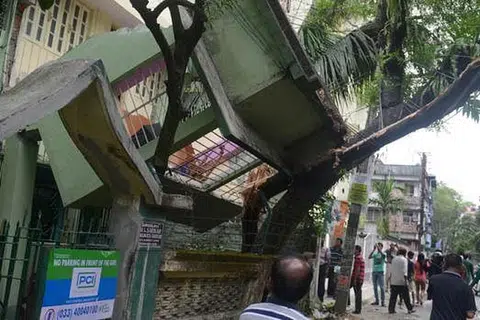 HILANG TEMPAT TINGGAL: Penduduk Kathmandu bukan sahaja mengalami keroskan harta benda tetapi juga kehilangan nyawa yang banyak. - Foto AFP