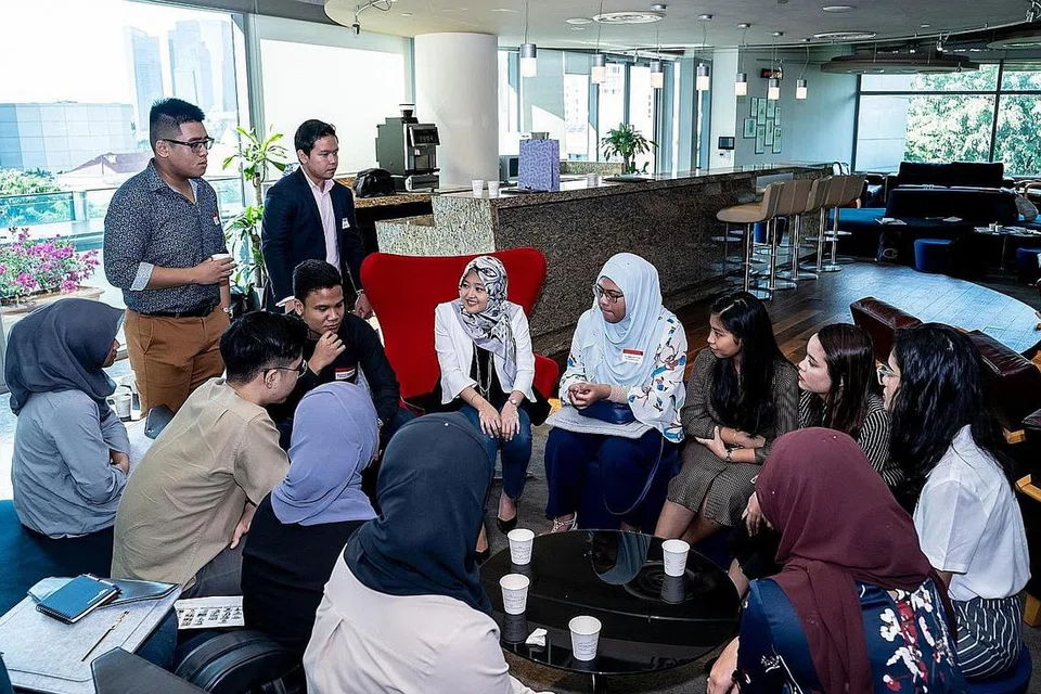 SERTAI PERBINCANGAN: Cik Rahayu (tengah) sedang mendengar pandangan peserta di majlis 'Mentoring Circle' anjuran Kelab Mendaki di SMU semalam. - Foto BH oleh NUR DIYANA TAHA