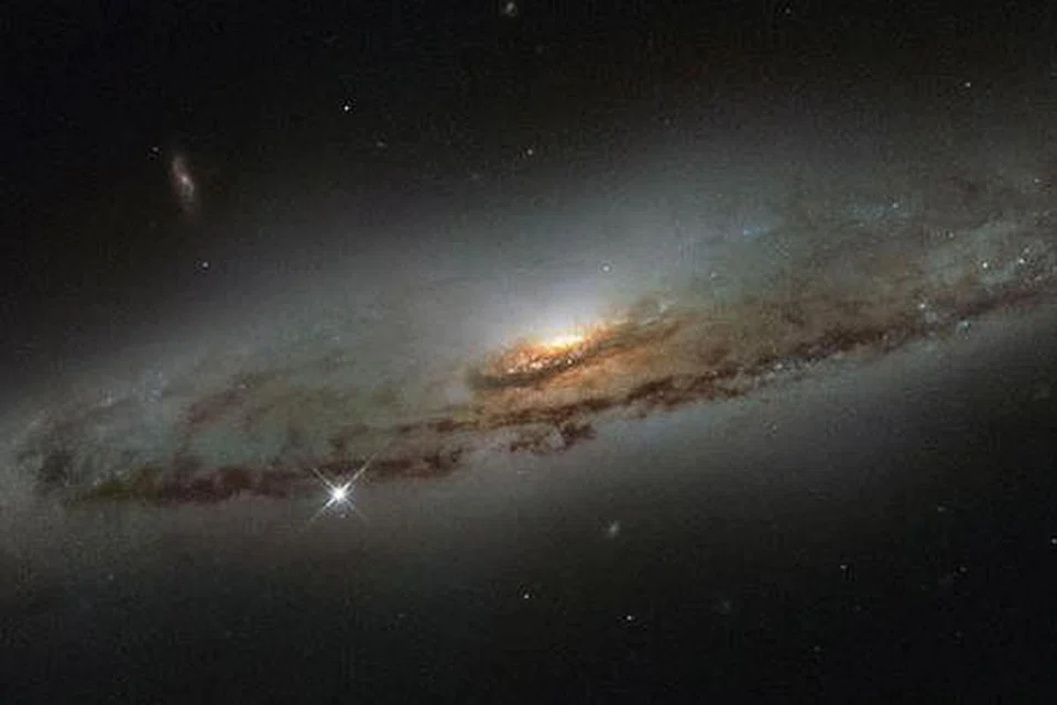 MENCERAP ALAM: Para saintis menggunakan teropong di bumi dan satelit bagi mencerap seluruh alam semesta yang terus berkembang luas sebagai bukti keagungan Ilahi. - Foto NASA